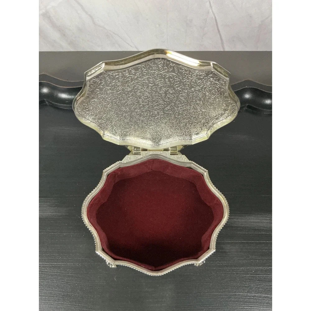 International Silver Company serves shape paw